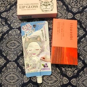 A facemask,eye Palette, lip gloss lot